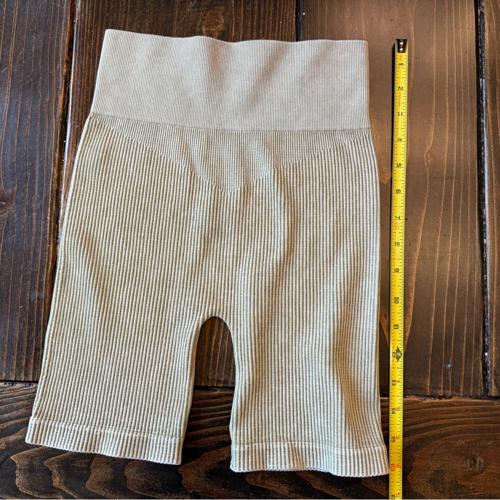 Aura Women's Ribbed Bike Shorts - Light Tan